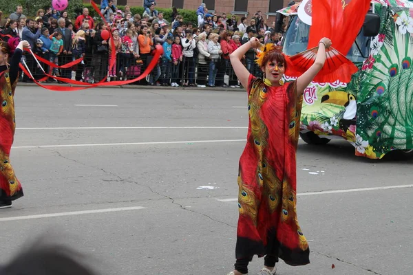 Irkutsk 'ta, Pazar günü, Haziran' ın başında, şehir günü kutlanır. 2014 'te, 7 Haziran' dı. Sabah bir geçit töreni var. Tatile okullar, üniversiteler, ticari firmalar ve kamu kuruluşları da katılıyor..