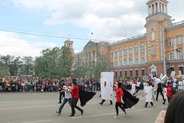 Irkutsk 'ta, Pazar günü, Haziran' ın başında, şehir günü kutlanır. 2014 'te, 7 Haziran' dı. Sabah bir geçit töreni var. Tatile okullar, üniversiteler, ticari firmalar ve kamu kuruluşları da katılıyor..