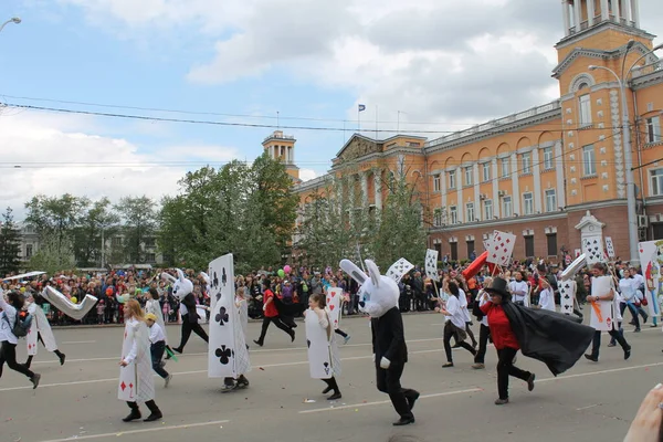 Irkutsk 'ta, Pazar günü, Haziran' ın başında, şehir günü kutlanır. 2014 'te, 7 Haziran' dı. Sabah bir geçit töreni var. Tatile okullar, üniversiteler, ticari firmalar ve kamu kuruluşları da katılıyor..