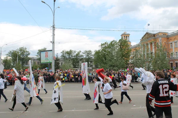 Irkutsk 'ta, Pazar günü, Haziran' ın başında, şehir günü kutlanır. 2014 'te, 7 Haziran' dı. Sabah bir geçit töreni var. Tatile okullar, üniversiteler, ticari firmalar ve kamu kuruluşları da katılıyor..