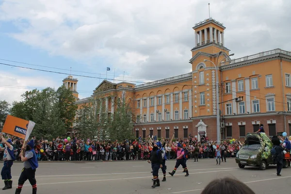 Irkutsk 'ta, Pazar günü, Haziran' ın başında, şehir günü kutlanır. 2014 'te, 7 Haziran' dı. Sabah bir geçit töreni var. Tatile okullar, üniversiteler, ticari firmalar ve kamu kuruluşları da katılıyor..