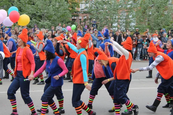 Irkutsk 'ta, Pazar günü, Haziran' ın başında, şehir günü kutlanır. 2014 'te, 7 Haziran' dı. Sabah bir geçit töreni var. Tatile okullar, üniversiteler, ticari firmalar ve kamu kuruluşları da katılıyor..