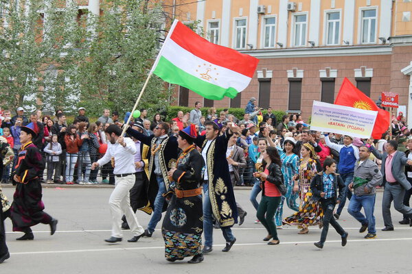 В Иркутске в воскресенье, в начале июня, отмечается День города. В 2014 году это было 7 июня. Утром будет парад. Школы, университеты, коммерческие фирмы и общественные организации также принимают участие в празднике.