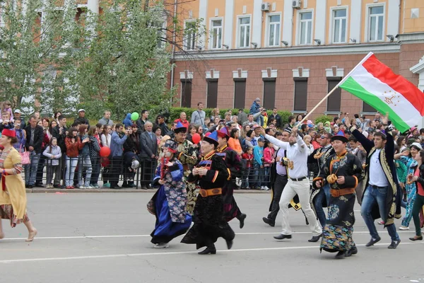 Irkutsk 'ta, Pazar günü, Haziran' ın başında, şehir günü kutlanır. 2014 'te, 7 Haziran' dı. Sabah bir geçit töreni var. Tatile okullar, üniversiteler, ticari firmalar ve kamu kuruluşları da katılıyor..