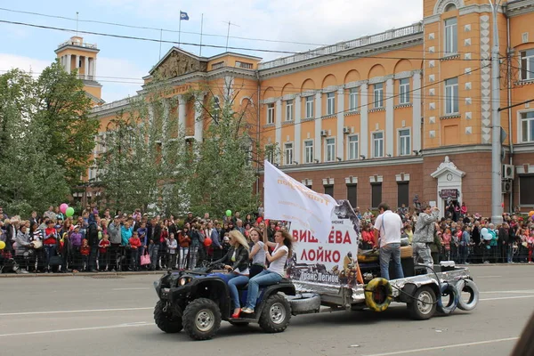 Irkutsk 'ta, Pazar günü, Haziran' ın başında, şehir günü kutlanır. 2014 'te, 7 Haziran' dı. Sabah bir geçit töreni var. Tatile okullar, üniversiteler, ticari firmalar ve kamu kuruluşları da katılıyor..