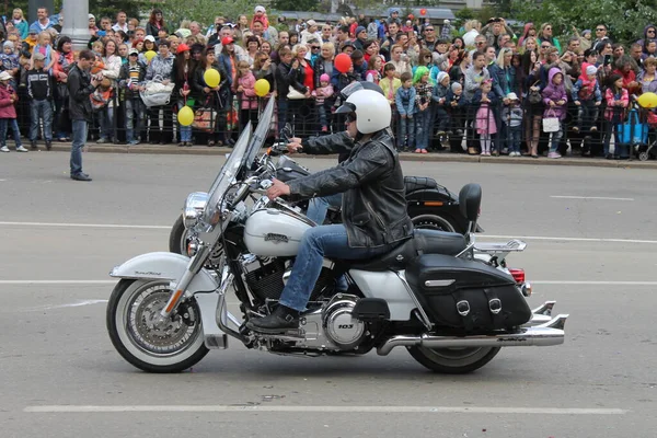 Irkutsk 'ta, Pazar günü, Haziran' ın başında, şehir günü kutlanır. 2014 'te, 7 Haziran' dı. Sabah bir geçit töreni var. Tatile okullar, üniversiteler, ticari firmalar ve kamu kuruluşları da katılıyor..