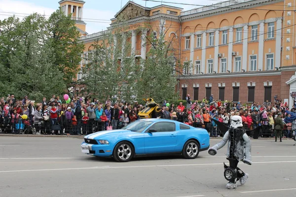 Irkutsk 'ta, Pazar günü, Haziran' ın başında, şehir günü kutlanır. 2014 'te, 7 Haziran' dı. Sabah bir geçit töreni var. Tatile okullar, üniversiteler, ticari firmalar ve kamu kuruluşları da katılıyor..