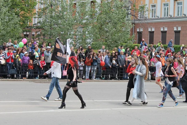 Irkutsk 'ta, Pazar günü, Haziran' ın başında, şehir günü kutlanır. 2014 'te, 7 Haziran' dı. Sabah bir geçit töreni var. Tatile okullar, üniversiteler, ticari firmalar ve kamu kuruluşları da katılıyor..