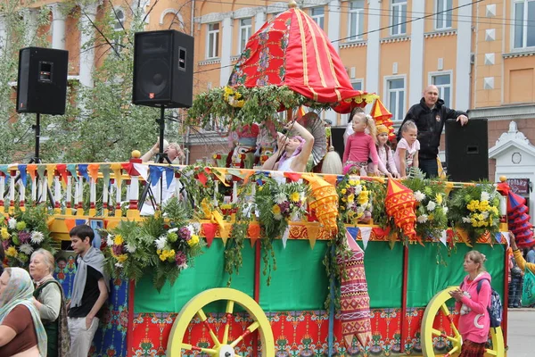 Irkutsk 'ta, Pazar günü, Haziran' ın başında, şehir günü kutlanır. 2014 'te, 7 Haziran' dı. Sabah bir geçit töreni var. Tatile okullar, üniversiteler, ticari firmalar ve kamu kuruluşları da katılıyor..
