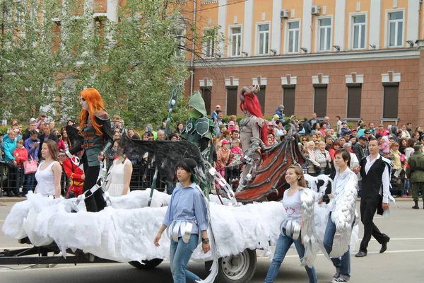Irkutsk 'ta, Pazar günü, Haziran' ın başında, şehir günü kutlanır. 2014 'te, 7 Haziran' dı. Sabah bir geçit töreni var. Tatile okullar, üniversiteler, ticari firmalar ve kamu kuruluşları da katılıyor..