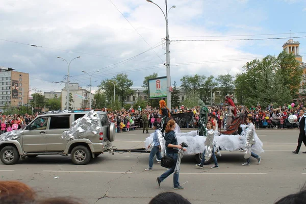 Irkutsk 'ta, Pazar günü, Haziran' ın başında, şehir günü kutlanır. 2014 'te, 7 Haziran' dı. Sabah bir geçit töreni var. Tatile okullar, üniversiteler, ticari firmalar ve kamu kuruluşları da katılıyor..