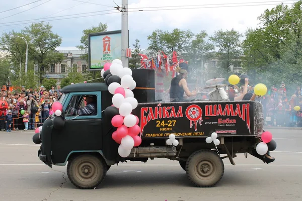 Irkutsk 'ta, Pazar günü, Haziran' ın başında, şehir günü kutlanır. 2014 'te, 7 Haziran' dı. Sabah bir geçit töreni var. Tatile okullar, üniversiteler, ticari firmalar ve kamu kuruluşları da katılıyor..