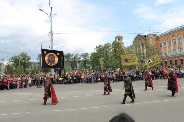 Irkutsk 'ta, Pazar günü, Haziran' ın başında, şehir günü kutlanır. 2014 'te, 7 Haziran' dı. Sabah bir geçit töreni var. Tatile okullar, üniversiteler, ticari firmalar ve kamu kuruluşları da katılıyor..