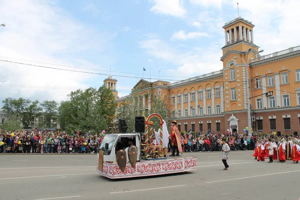 Irkutsk 'ta, Pazar günü, Haziran' ın başında, şehir günü kutlanır. 2014 'te, 7 Haziran' dı. Sabah bir geçit töreni var. Tatile okullar, üniversiteler, ticari firmalar ve kamu kuruluşları da katılıyor..