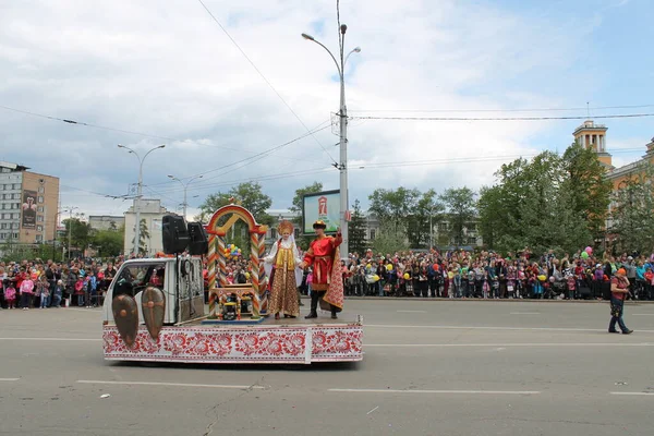 Irkutsk 'ta, Pazar günü, Haziran' ın başında, şehir günü kutlanır. 2014 'te, 7 Haziran' dı. Sabah bir geçit töreni var. Tatile okullar, üniversiteler, ticari firmalar ve kamu kuruluşları da katılıyor..