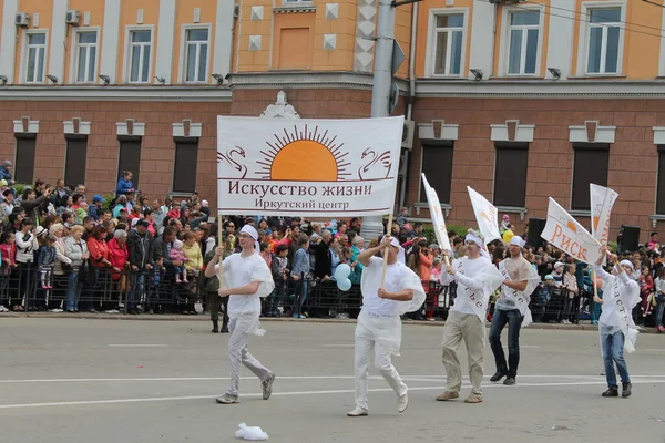 Irkutsk 'ta, Pazar günü, Haziran' ın başında, şehir günü kutlanır. 2014 'te, 7 Haziran' dı. Sabah bir geçit töreni var. Tatile okullar, üniversiteler, ticari firmalar ve kamu kuruluşları da katılıyor..