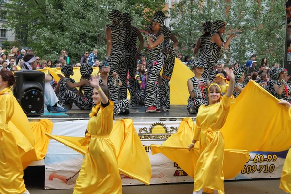 Irkutsk 'ta, Pazar günü, Haziran' ın başında, şehir günü kutlanır. 2014 'te, 7 Haziran' dı. Sabah bir geçit töreni var. Tatile okullar, üniversiteler, ticari firmalar ve kamu kuruluşları da katılıyor..