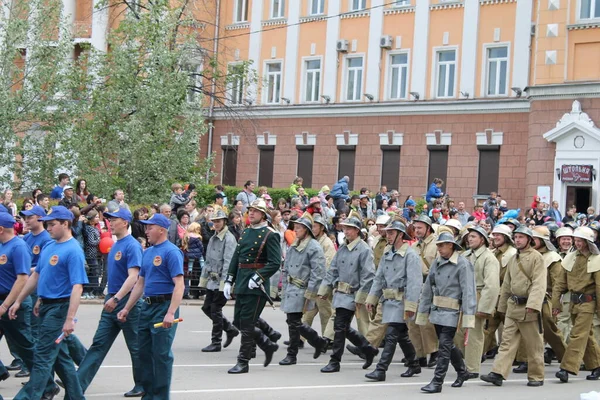 이르쿠츠크에서는 월초인 일요일에 도시의 합니다 2014 일이었다 아침에 퍼레이드가 기관들도 — 스톡 사진