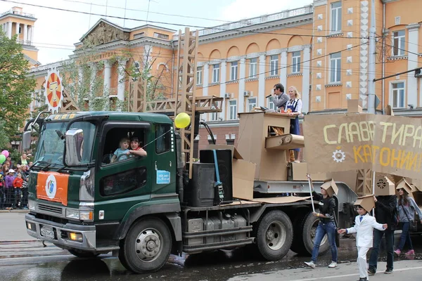 Irkutsk 'ta, Pazar günü, Haziran' ın başında, şehir günü kutlanır. 2014 'te, 7 Haziran' dı. Sabah bir geçit töreni var. Tatile okullar, üniversiteler, ticari firmalar ve kamu kuruluşları da katılıyor..