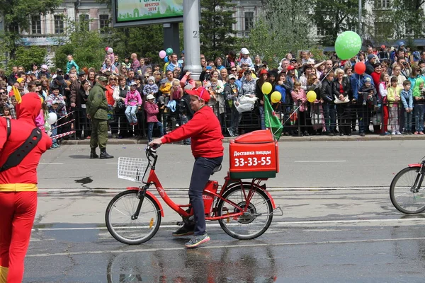 Irkutsk 'ta, Pazar günü, Haziran' ın başında, şehir günü kutlanır. 2014 'te, 7 Haziran' dı. Sabah bir geçit töreni var. Tatile okullar, üniversiteler, ticari firmalar ve kamu kuruluşları da katılıyor..