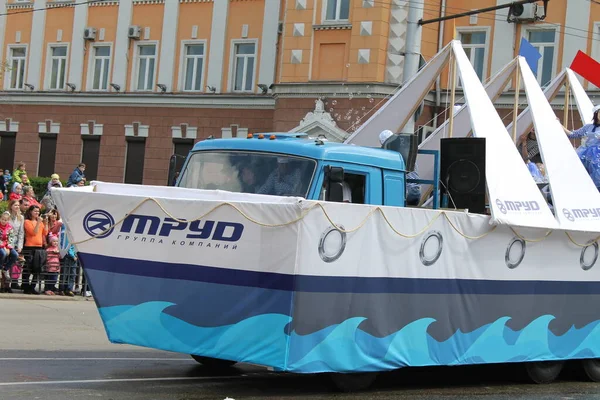 Irkutsk 'ta, Pazar günü, Haziran' ın başında, şehir günü kutlanır. 2014 'te, 7 Haziran' dı. Sabah bir geçit töreni var. Tatile okullar, üniversiteler, ticari firmalar ve kamu kuruluşları da katılıyor..