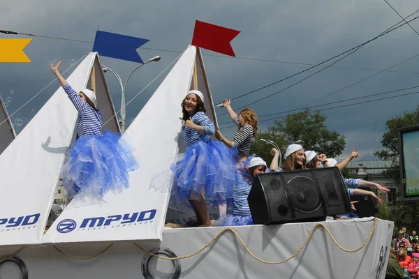 Irkutsk 'ta, Pazar günü, Haziran' ın başında, şehir günü kutlanır. 2014 'te, 7 Haziran' dı. Sabah bir geçit töreni var. Tatile okullar, üniversiteler, ticari firmalar ve kamu kuruluşları da katılıyor..
