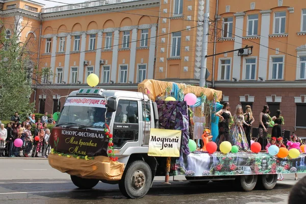 Irkutsk 'ta, Pazar günü, Haziran' ın başında, şehir günü kutlanır. 2014 'te, 7 Haziran' dı. Sabah bir geçit töreni var. Tatile okullar, üniversiteler, ticari firmalar ve kamu kuruluşları da katılıyor..