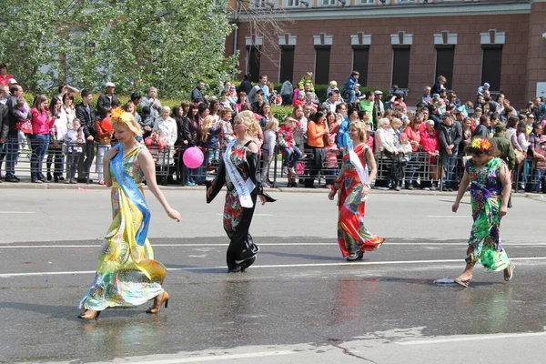 Irkutsk 'ta, Pazar günü, Haziran' ın başında, şehir günü kutlanır. 2014 'te, 7 Haziran' dı. Sabah bir geçit töreni var. Tatile okullar, üniversiteler, ticari firmalar ve kamu kuruluşları da katılıyor..