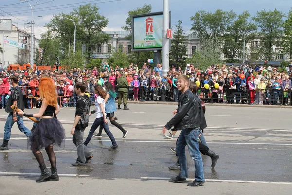Irkutsk 'ta, Pazar günü, Haziran' ın başında, şehir günü kutlanır. 2014 'te, 7 Haziran' dı. Sabah bir geçit töreni var. Tatile okullar, üniversiteler, ticari firmalar ve kamu kuruluşları da katılıyor..