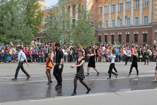 Irkutsk 'ta, Pazar günü, Haziran' ın başında, şehir günü kutlanır. 2014 'te, 7 Haziran' dı. Sabah bir geçit töreni var. Tatile okullar, üniversiteler, ticari firmalar ve kamu kuruluşları da katılıyor..