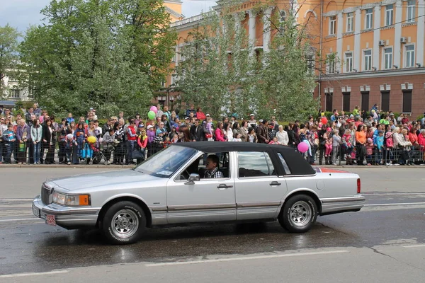 Irkutsk 'ta, Pazar günü, Haziran' ın başında, şehir günü kutlanır. 2014 'te, 7 Haziran' dı. Sabah bir geçit töreni var. Tatile okullar, üniversiteler, ticari firmalar ve kamu kuruluşları da katılıyor..