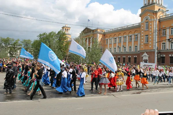 이르쿠츠크에서는 월초인 일요일에 도시의 합니다 2014 일이었다 아침에 퍼레이드가 기관들도 — 스톡 사진
