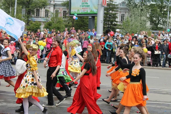 イルクーツクでは 6月上旬の日曜日に市内の日が祝われます 2014年6月7日 朝にはパレードがあります 商業企業 公共団体も休暇に参加します — ストック写真