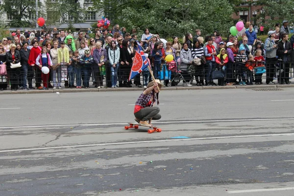 Irkutsk 'ta, Pazar günü, Haziran' ın başında, şehir günü kutlanır. 2014 'te, 7 Haziran' dı. Sabah bir geçit töreni var. Tatile okullar, üniversiteler, ticari firmalar ve kamu kuruluşları da katılıyor..