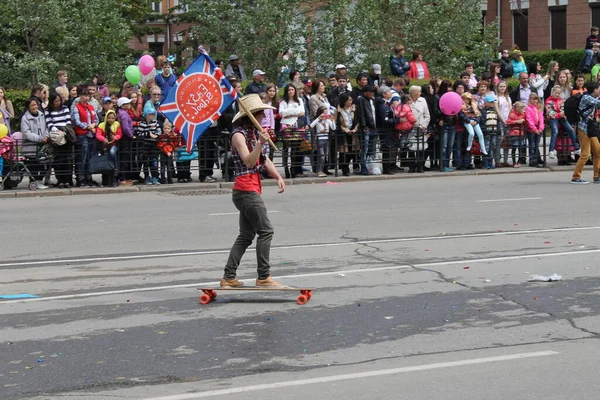 Irkutsk 'ta, Pazar günü, Haziran' ın başında, şehir günü kutlanır. 2014 'te, 7 Haziran' dı. Sabah bir geçit töreni var. Tatile okullar, üniversiteler, ticari firmalar ve kamu kuruluşları da katılıyor..