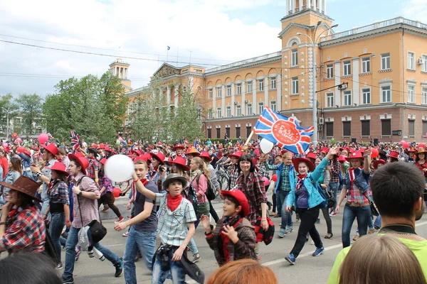 Irkutsk 'ta, Pazar günü, Haziran' ın başında, şehir günü kutlanır. 2014 'te, 7 Haziran' dı. Sabah bir geçit töreni var. Tatile okullar, üniversiteler, ticari firmalar ve kamu kuruluşları da katılıyor..