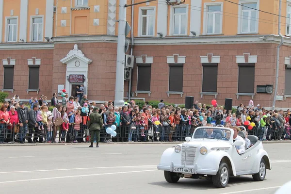 Irkutsk 'ta, Pazar günü, Haziran' ın başında, şehir günü kutlanır. 2014 'te, 7 Haziran' dı. Sabah bir geçit töreni var. Tatile okullar, üniversiteler, ticari firmalar ve kamu kuruluşları da katılıyor..