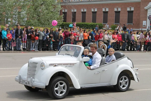 Irkutsk 'ta, Pazar günü, Haziran' ın başında, şehir günü kutlanır. 2014 'te, 7 Haziran' dı. Sabah bir geçit töreni var. Tatile okullar, üniversiteler, ticari firmalar ve kamu kuruluşları da katılıyor..