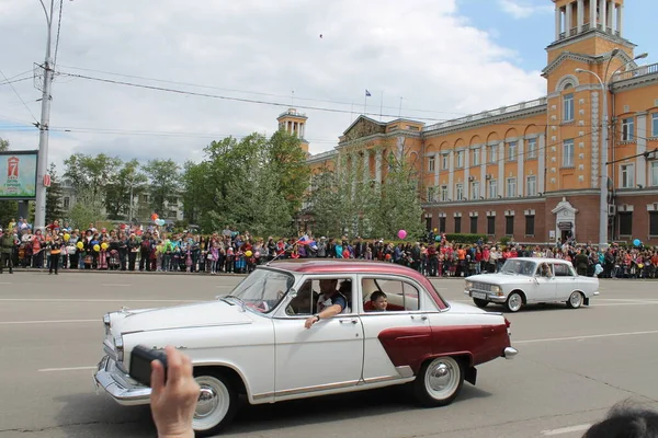 Irkutsk 'ta, Pazar günü, Haziran' ın başında, şehir günü kutlanır. 2014 'te, 7 Haziran' dı. Sabah bir geçit töreni var. Tatile okullar, üniversiteler, ticari firmalar ve kamu kuruluşları da katılıyor..