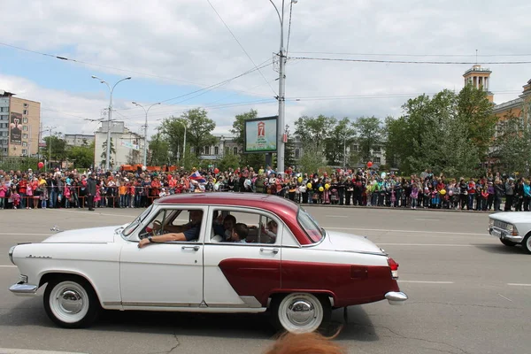 Irkutsk 'ta, Pazar günü, Haziran' ın başında, şehir günü kutlanır. 2014 'te, 7 Haziran' dı. Sabah bir geçit töreni var. Tatile okullar, üniversiteler, ticari firmalar ve kamu kuruluşları da katılıyor..