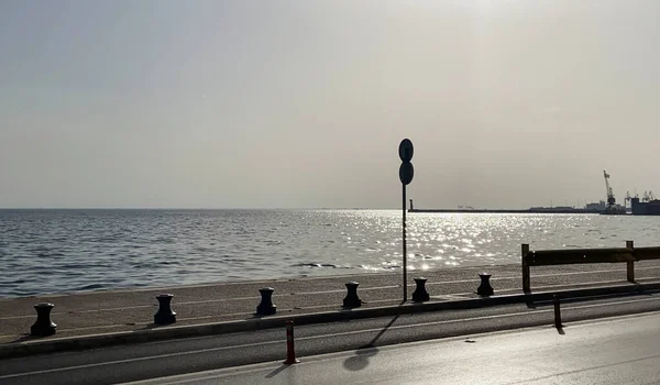 Selanik deniz kenarında boş bir yol