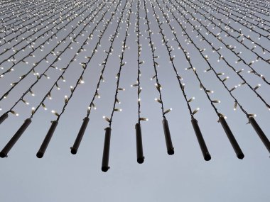 İp lambalarının düşük açı görünümü