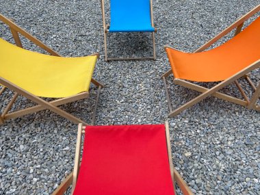 Dört renkli şezlongların arka planı