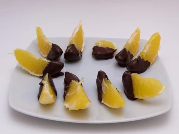 Помаранчеві скибочки з шоколадом — стокове фото