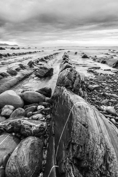Barrika plaży w czerni i bieli — Zdjęcie stockowe