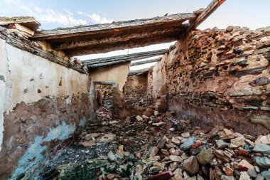 terkedilmiş harabe evde