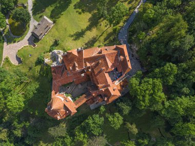 Yukarıdaki Bran Kalesi, Kont Drakula 'nın Kalesi, Brasov, Romanya, Dracula efsanesinin doğduğu efsanevi yer..