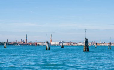 Mavi gölden Venedik 'in ana girişine ve şehrin ana su manzarasına bakın. Şubat 'ta öğleden sonra tam güneş. Venedik, Kuzey İtalya