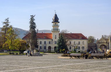 Zhovkva, Lviv Bölgesi, Ukrayna 'da saat kulesi olan kare ve antik belediye binası.