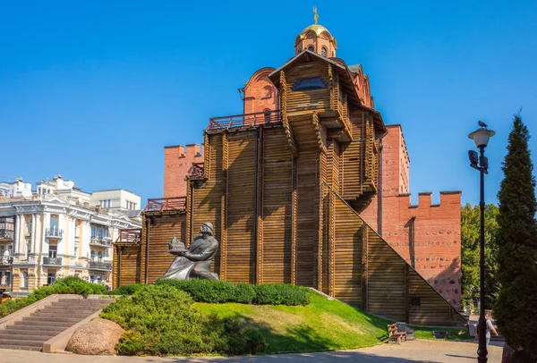 Prens Yaroslav 'ın Anıtı ile Altın Kapı cephesi. Kievan Rus 'un başkenti Kyiv' in ana kapısıydı. Ünlü turistik mekan ve tatil beldesi
